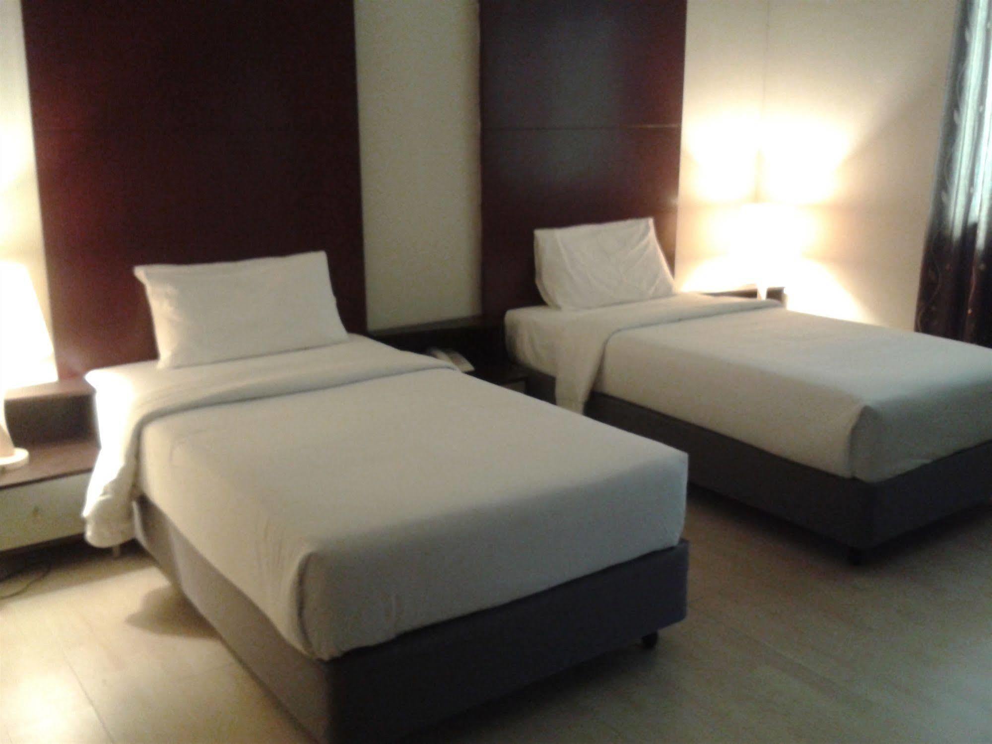 Ginasuite Kompleks27 Hotel Бандар Сери Бегаван Екстериор снимка
